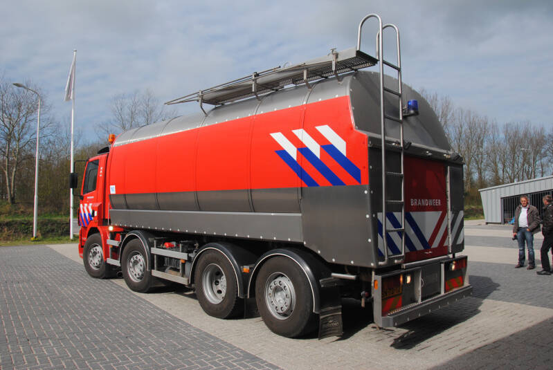 Kenteken: BN-TD-12 Roepnummer: 661 > 10-5982 Type voertuig: TW-WA (LD1800) T23000 Merk &amp; Type: DAF FAC.CF85.340RC Opbouw: Hobur-(Rosenbauer) Bouwjaar: 2003 In dienst: 2010 Uit dienst: