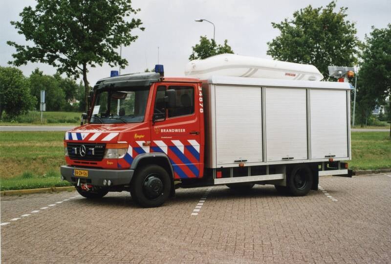 Kenteken: BN-ZH-06 Roepnummer: 34-878 > 01-1572 Type voertuig: HV Merk &amp; Type: Mercedes Benz 814FD37[Vario] Opbouw: Ziegler Brandweertechniek Bouwjaar: 2003 In dienst: 2003 Uit dienst: 2009