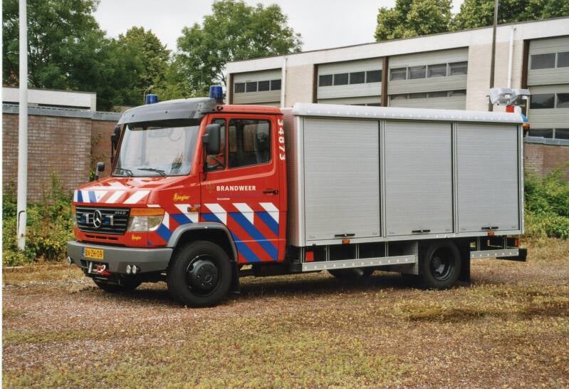 Kenteken: BN-ZH-09 Roepnummer: 34-873 > 01-2472 Type voertuig: HV Merk &amp; Type: Mercedes Benz 814FD37[Vario] Opbouw: Ziegler Brandweertechniek Bouwjaar: 2003 In dienst: 2003 Uit dienst: 2009.   Regionaal voertuig, naar Nieuwe Pekela.
