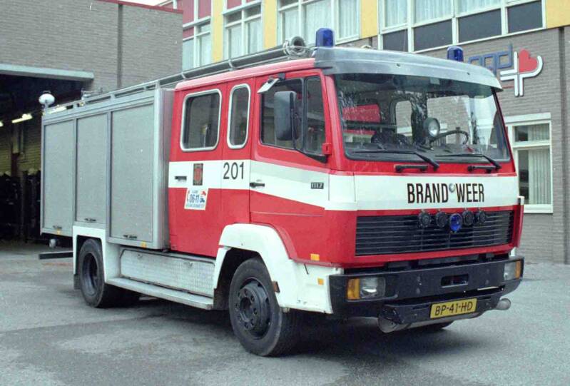 Kenteken: BP-41-HD Roepnummer: 201 Type voertuig: TS7 LD2600 HD260 T2000 Merk &amp; Type: Mercedes Benz 1117F34[Ecol] Opbouw: Doeschot-Rosenbauer Bouwjaar: 1985 In dienst: 1985 Uit dienst: 1998