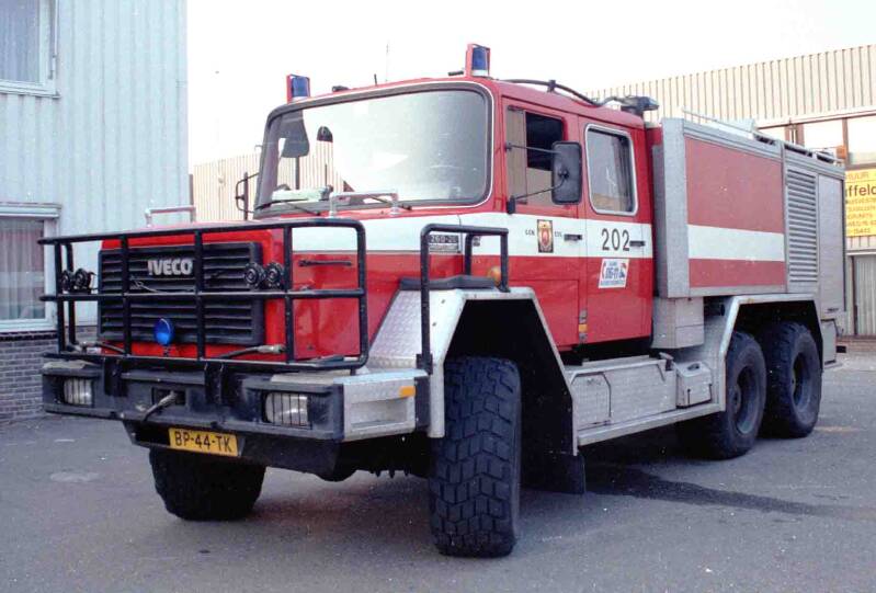 Kenteken: BP-44-TK Roepnummer: 202 Type voertuig: TS6 MD/LD2600 T6500 Merk &amp; Type: Iveco 260.26NW... Opbouw: Ajax-Ziegler Bouwjaar: 1986 In dienst: 1986 Uit dienst: 2004. Geëxporteerd naar: Argentinië (Pedro Luro) 