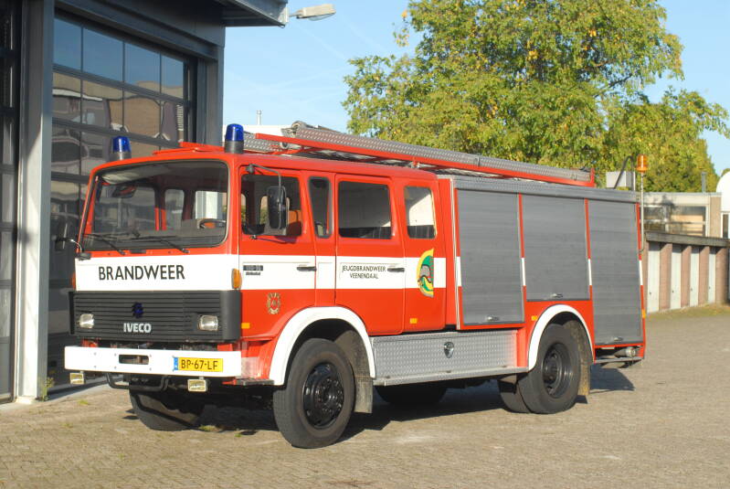 Kenteken: BP-67-LF Roepnummer: 403 > 890 Type voertuig: TS9 MD/LD3000 T1000/500 Merk &amp; Type: Iveco 110.16AF36 Opbouw: Spijkstaal-Magirus Bouwjaar: 1985 In dienst: 1985 Uit dienst: 2019Sinds 2004 t.b.v. de jeugdbrandweer.. 