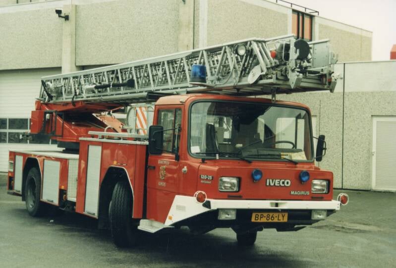 Kenteken: BP-86-LY Roepnummer: 96-651 Type voertuig: AL-K30 Merk &amp; Type: Iveco 120-25F Opbouw: Magrius Bouwjaar: 1985 In dienst: 1985 Uit dienst: 2004 Standplaats: Almere-Stad Geëxporteerd naar: België (Boom) 