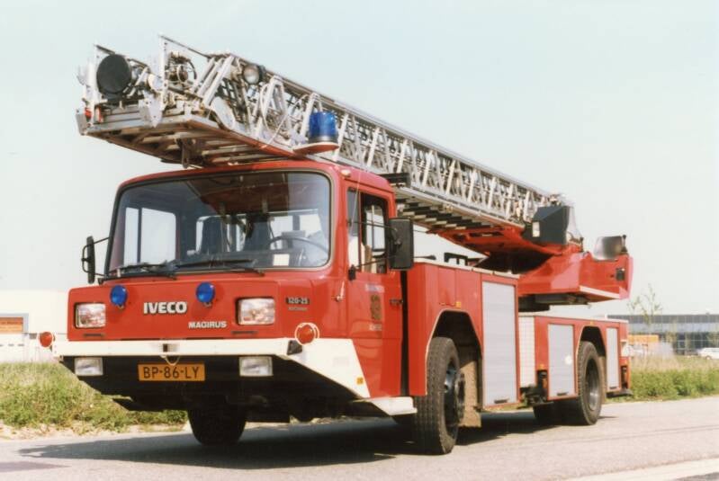 Kenteken: BP-86-LY Roepnummer: 96-651 Type voertuig: AL-K30 Merk &amp; Type: Iveco 120-25F Opbouw: Magrius Bouwjaar: 1985 In dienst: 1985 Uit dienst: 2004 Standplaats: Almere-Stad Geëxporteerd naar: België (Boom) 