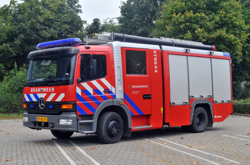 Kenteken: BP-BB-24 Roepnummer: 2644 > 23-5432 Type voertuig: TST8 LD3000 HD250 T2200/200 Merk &amp; Type: Mercedes Benz 1325F38[Atego] Opbouw: Rosenbauer Bouwjaar: 2003 In dienst: 2003 Uit dienst: 2017, Naar regio, Vakbekwaamheid