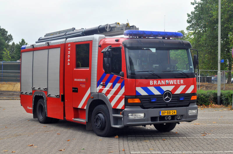 Kenteken: BP-BB-24 Roepnummer: 2644 > 23-5432 Type voertuig: TST8 LD3000 HD250 T2200/200 Merk &amp; Type: Mercedes Benz 1325F38[Atego] Opbouw: Rosenbauer Bouwjaar: 2003 In dienst: 2003 Uit dienst: 2017, Naar regio, Vakbekwaamheid
