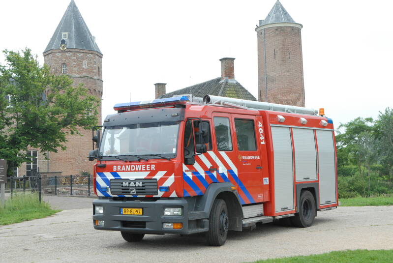 Kenteken: BP-BL-97 Roepnummer: 19-4641 > 19-4633 Type voertuig: TS8 LD2000 HD230 T1750 Merk &amp; Type: MAN 15.255LLLF[M2000] Opbouw: Touw-Godiva Bouwjaar: 2003 In dienst: 2003 Uit dienst: 2021