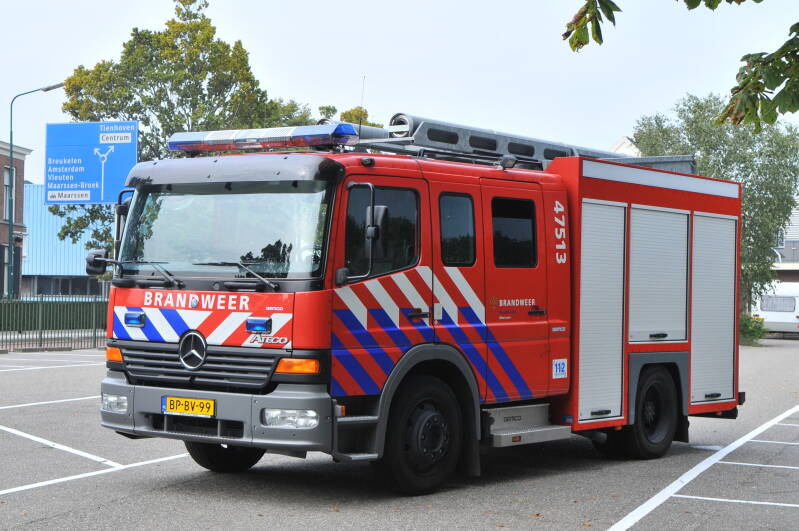 Kenteken: BP-BV-99 Roepnummer: 47-513 > 09-3931 > 09-3932 Type voertuig: TS7 LD3000 HD250 T1500 Merk &amp; Type: Mercedes Benz 1325F36[Atego] Opbouw: Gemco-Godiva Bouwjaar: 2004 In dienst: 2004 Uit dienst: 2020. Naar Veenendaal.