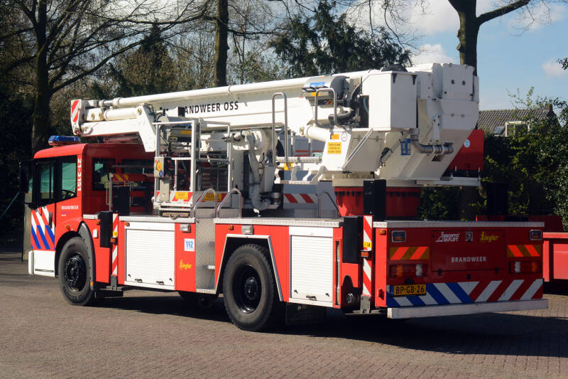 Kenteken: BP-GB-26 Roepnummer: 80-751 > 21-3151 Type voertuig: HW-27 Merk &amp; Type: Mercedes Benz 1828LLF45[Econ] Opbouw: Bronto Bouwjaar: 2004 In dienst: 2004 Uit dienst: