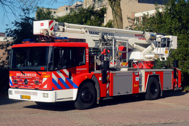 Kenteken: BP-GB-26 Roepnummer: 80-751 > 21-3151 Type voertuig: HW-27 Merk &amp; Type: Mercedes Benz 1828LLF45[Econ] Opbouw: Bronto Bouwjaar: 2004 In dienst: 2004 Uit dienst: