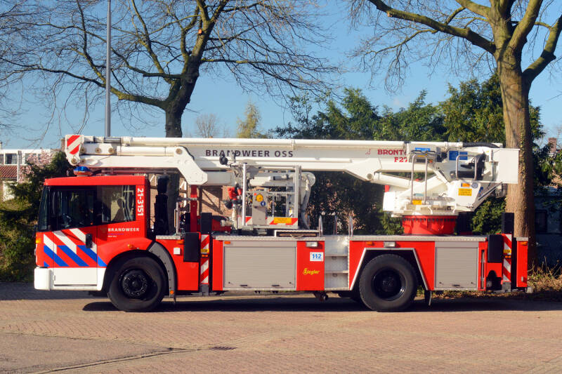 Kenteken: BP-GB-26 Roepnummer: 80-751 > 21-3151 Type voertuig: HW-27 Merk &amp; Type: Mercedes Benz 1828LLF45[Econ] Opbouw: Bronto Bouwjaar: 2004 In dienst: 2004 Uit dienst: