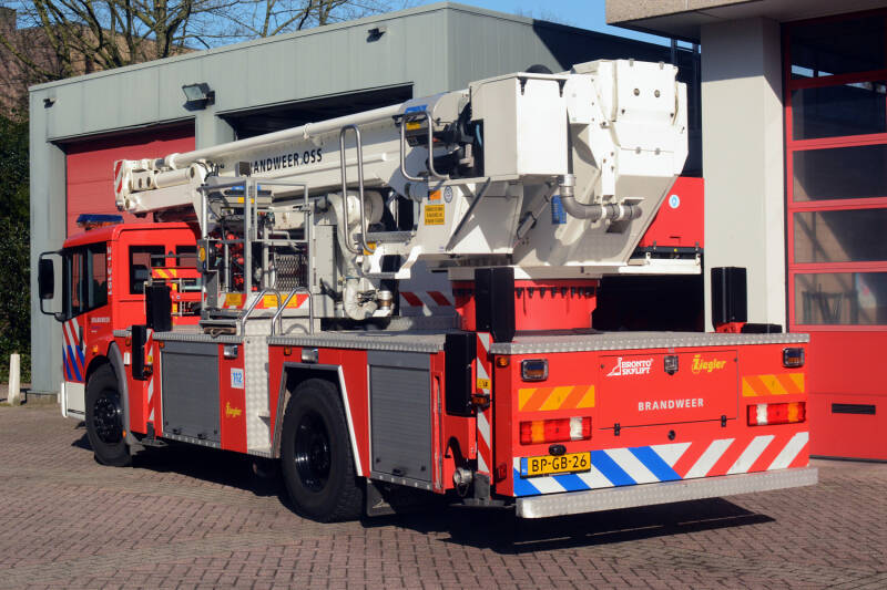 Kenteken: BP-GB-26 Roepnummer: 80-751 > 21-3151 Type voertuig: HW-27 Merk &amp; Type: Mercedes Benz 1828LLF45[Econ] Opbouw: Bronto Bouwjaar: 2004 In dienst: 2004 Uit dienst: