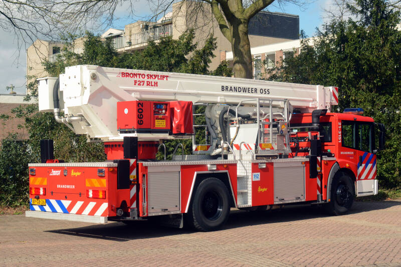 Kenteken: BP-GB-26 Roepnummer: 80-751 > 21-3151 Type voertuig: HW-27 Merk &amp; Type: Mercedes Benz 1828LLF45[Econ] Opbouw: Bronto Bouwjaar: 2004 In dienst: 2004 Uit dienst: