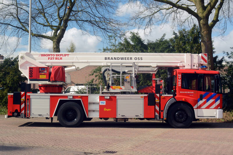 Kenteken: BP-GB-26 Roepnummer: 80-751 > 21-3151 Type voertuig: HW-27 Merk &amp; Type: Mercedes Benz 1828LLF45[Econ] Opbouw: Bronto Bouwjaar: 2004 In dienst: 2004 Uit dienst: