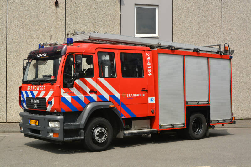 Kenteken: BP-LJ-69 Roepnummer: 25-645 > 25-4134 Type voertuig: TS. LD3000 HD240 T1500 Merk &amp; Type: MAN 14.255LLLF[M2000-City] Opbouw: HDS-Godiva Bouwjaar: 2004 In dienst: 2004 Uit dienst: 2014 Standplaats: Almere - Poort