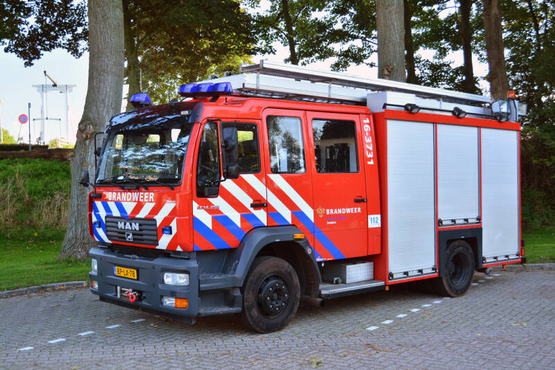 Kenteken: BP-LX-78 Roepnummer: 643 > 16-543 > 16-3731 Type voertuig: TS7 LD3000 HD240 T2000 Merk &amp; Type: MAN 14.255LLLF[M2000-City] Opbouw: HDS-Godiva Bouwjaar: 2004 In dienst: 2004 Uit dienst: