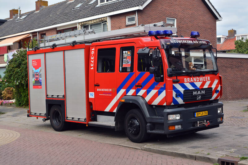 Kenteken: BP-LX-78 Roepnummer: 643 > 16-543 > 16-3731 Type voertuig: TS7 LD3000 HD240 T2000 Merk &amp; Type: MAN 14.255LLLF[M2000-City] Opbouw: HDS-Godiva Bouwjaar: 2004 In dienst: 2004 Uit dienst: