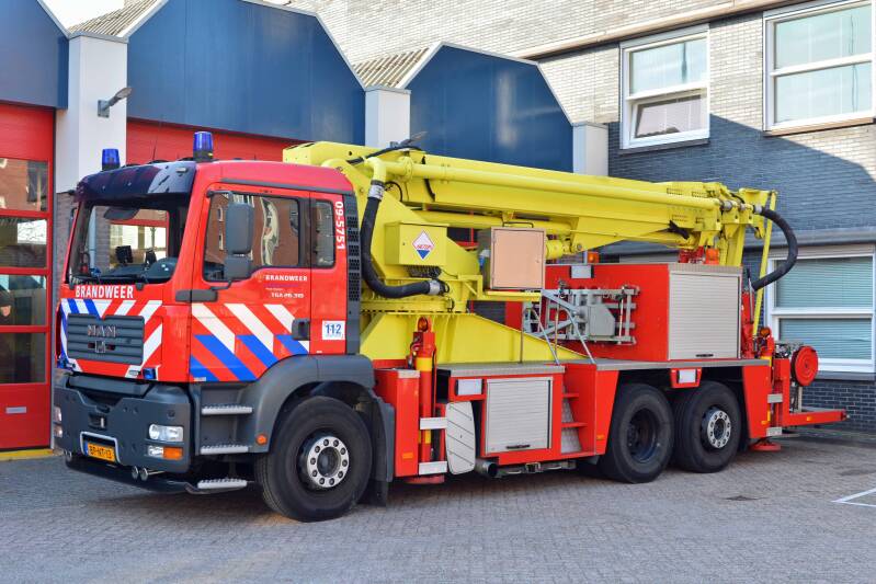 Kenteken: BP-NT-13 Roepnummer: 47-595 > 09-5751 Type voertuig: HW-23,5 Merk &amp; Type: MAN 26.313FNL-G[TGA] Opbouw: Hilton Bouwjaar: 2004 In dienst: 2004 Uit dienst:.  Hoogwerkeropbouw uit 1985, afkomstig van BN-44-JZ, ex Rotterdam.
