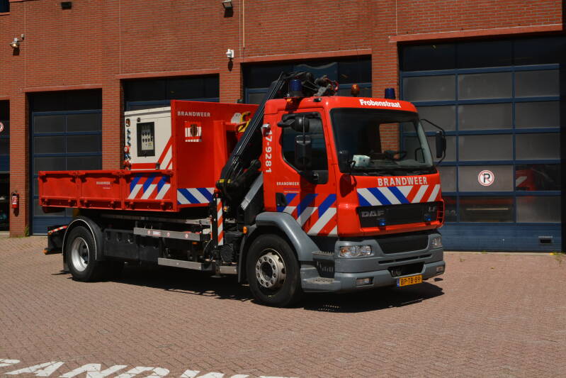 Kenteken: BP-TB-89 Roepnummer: KR20-1 > 17-9281 Type voertuig: HA-KR Merk &amp; Type: DAF FF.LF55.250-18 Opbouw: VDL-MKG Bouwjaar: 2004 In dienst: 2004 Uit dienst: Standplaats: Rotterdam-Frobenstraat. v/m district Noord > cluster Zestienhoven