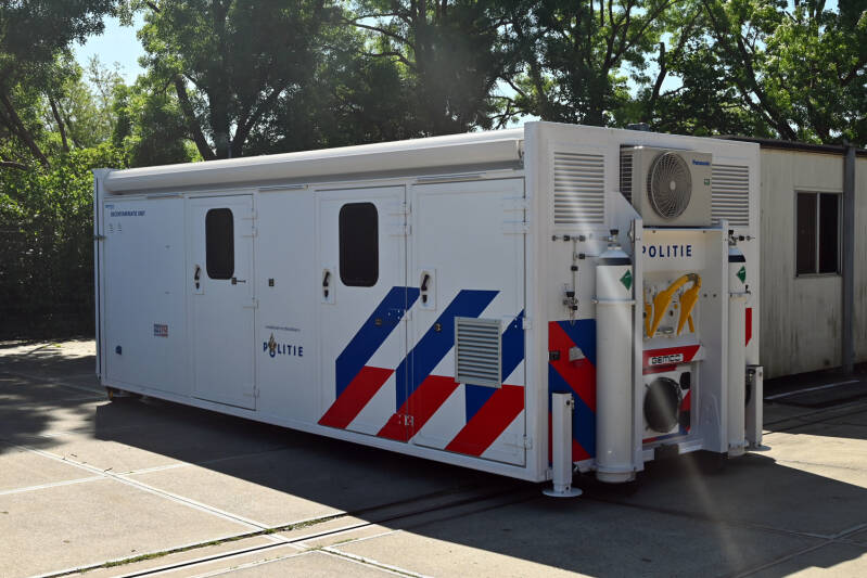 Kenteken: BP-TP-25 Roepnummer: 11-0585 Type voertuig: HA Merk &amp; Type: Mercedes Benz 2532-46[Actros] Opbouw: Leebur Bouwjaar: 2005 In dienst: 2020 Uit dienst: . Standplaats: Wormerveer.  Afkomstig van Krommenie. Ook tbv transport HA-bakken Politie. 