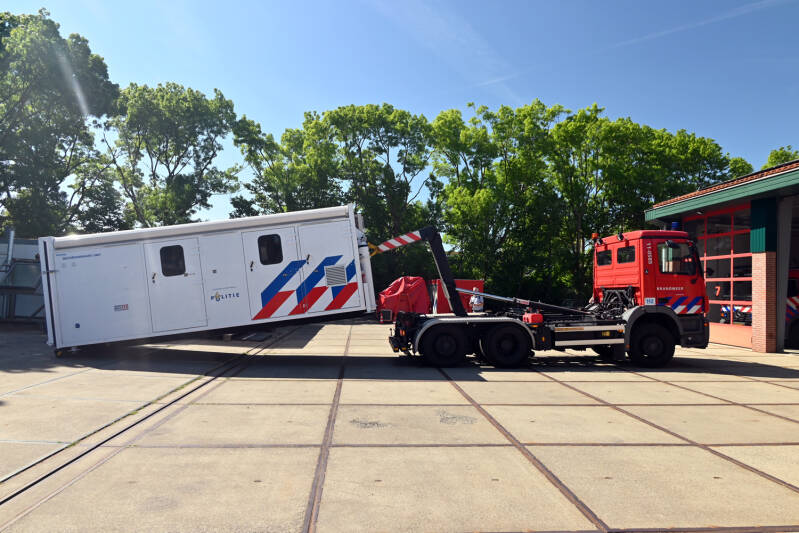 Kenteken: BP-TP-25 Roepnummer: 11-0585 Type voertuig: HA Merk &amp; Type: Mercedes Benz 2532-46[Actros] Opbouw: Leebur Bouwjaar: 2005 In dienst: 2020 Uit dienst: . Standplaats: Wormerveer.  Afkomstig van Krommenie. Ook tbv transport HA-bakken Politie. 