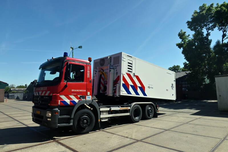 Kenteken: BP-TP-25 Roepnummer: 11-0585 Type voertuig: HA Merk &amp; Type: Mercedes Benz 2532-46[Actros] Opbouw: Leebur Bouwjaar: 2005 In dienst: 2020 Uit dienst: . Standplaats: Wormerveer.  Afkomstig van Krommenie. Ook tbv transport HA-bakken Politie. 