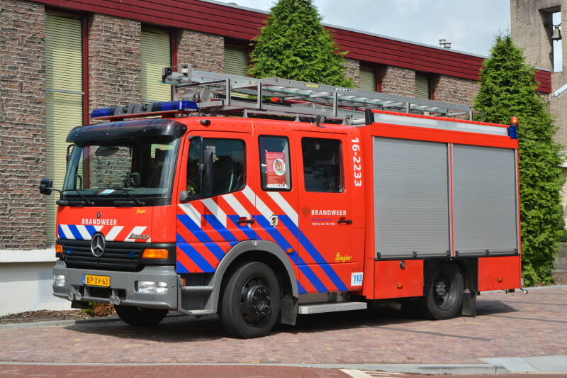 Kenteken: BP-XV-63 Roepnummer: 66-831 > 16-2233 Type voertuig: TS8 LD2800 HD265 T1500 Merk &amp; Type: Mercedes Benz 1325F36[Atego] Opbouw: Ziegler Brandweertechniek Bouwjaar: 2005 In dienst: 2005 Uit dienst: 2018. Naar regio afdeling Vakbekwaamheid ROB-Waddi