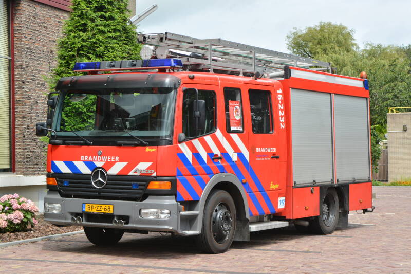 Kenteken: BP-ZZ-68 Roepnummer: 66-830 > 16-2232 Type voertuig: TS8 LD2800 HD265 T1500 Merk &amp; Type: Mercedes Benz 1325F36[Atego] Opbouw: Ziegler Brandweertechniek Bouwjaar: 2005 In dienst: 2005 Uit dienst: 2019. Naar Leiden-Zuid