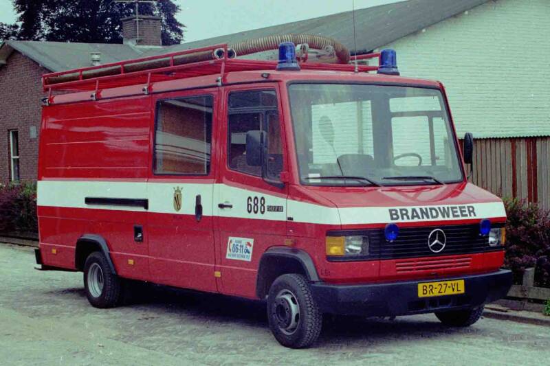 Kenteken: BR-27-VL Roepnummer: 688 Type voertuig: TS11 LD2400 HD280 T1500 Merk &amp; Type: Mercedes Benz 507FD37 Opbouw: Veth Bouwjaar: 1986 In dienst: 1986 Uit dienst: 2005
