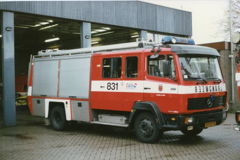 Kenteken: BR-53-YX Roepnummer: 66-831 Type voertuig: TS10 LD3000 HD250 T1500 Merk &amp; Type: Mercedes Benz 1117F37[Ecol] Opbouw: Doeschot-Rosenbauer Bouwjaar: 1986 In dienst: 1986 Uit dienst: 2005