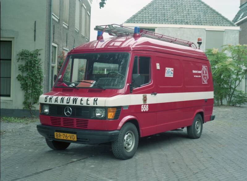 Kenteken: BR-76-VD Roepnummer: 47-557 Type voertuig: WO Merk &amp; Type: Mercedes Benz 309D33 Opbouw: Doeschot-Rosenbauer Bouwjaar: 1986 In dienst: 1999 Uit dienst: 2011