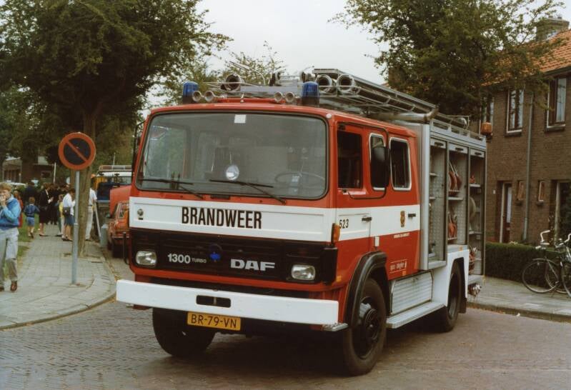 Kenteken: BR-79-VN Roepnummer: 523 Type voertuig: TS9 LD2600 HD265 T1500/150 Merk &amp; Type: DAF FF1300DT340 Opbouw: Ajax-Ziegler Bouwjaar: 1986 In dienst: 1986 Uit dienst: 2003