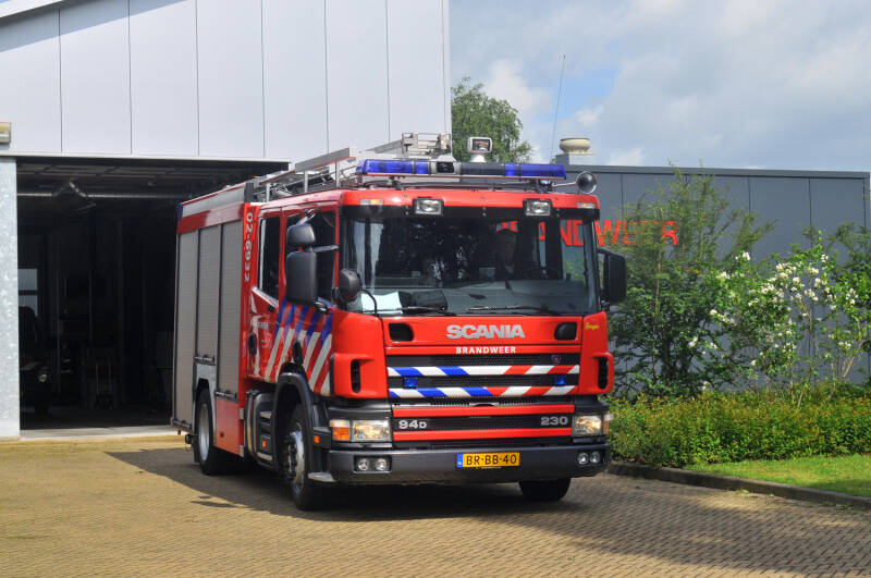 Kenteken: BR-BB-40 Roepnummer: TS-Gorredijk > 02-6932 Type voertuig: TS8 LD2800 HD265 T1600 Merk &amp; Type: Scania P94DB4x2NA230 Opbouw: Ziegler Brandweertechniek Bouwjaar: 2006 In dienst: 2006 Uit dienst: 2024