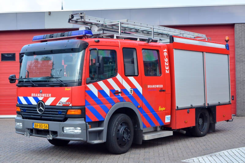Kenteken: BR-BD-56 Roepnummer: 16-9232 Type voertuig: TS8 LD2800 HD265 T1500 Merk &amp; Type: Mercedes Benz 1325F36[Atego] Opbouw: Ziegler Brandweetechniek Bouwjaar: 2005 In dienst: 2005 Uit dienst: 2016.  Sinds 2016 regionaal reserve voertuig