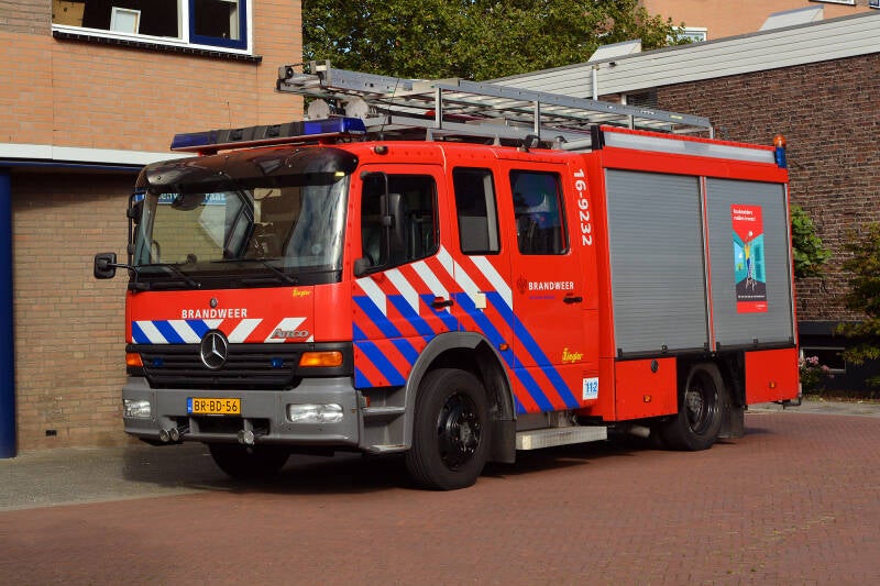 Kenteken: BR-BD-56 Roepnummer: 16-9232 Type voertuig: TS8 LD2800 HD265 T1500 Merk &amp; Type: Mercedes Benz 1325F36[Atego] Opbouw: Ziegler Brandweetechniek Bouwjaar: 2005 In dienst: 2005 Uit dienst: 2016.  Sinds 2016 regionaal reserve voertuig
