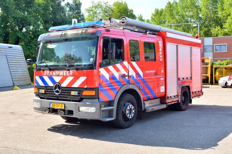 Kenteken: BR-DF-81 Roepnummer: 10-6933 Type voertuig: TS7 LD3250 HD240 T1500 Merk &amp; Type: Mercedes Benz 1328F36[Atego] Opbouw: Gemco-Godiva Bouwjaar: 2003 In dienst: 2015 Uit dienst: 2022. Afkomstig van brandweer Aalsmeer
