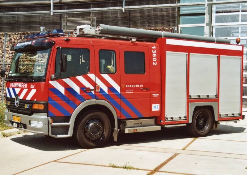 Kenteken: BR-DF-85 Roepnummer: (202) 13-602 > 13-3232 > 13-5132 Type voertuig: TS7 LD3250 HD240 T1500 Merk &amp; Type: Mercedes Benz 1328F36[Atego] Opbouw: Gemco-Godiva Bouwjaar: 2005 In dienst: 2005 Uit dienst: 2022