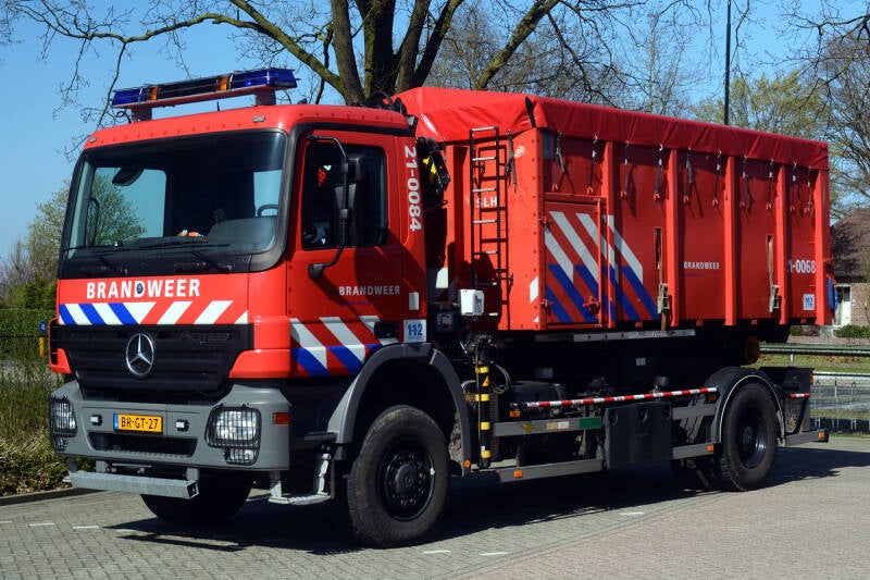 Kenteken: BR-GT-27 Roepnummer: 80-584 > 21-0084 Type voertuig: HAT-KR Merk &amp; Type: Mercedes Benz 1832AK49[Actros] Opbouw: Leebur-Hiab Bouwjaar: 2005 In dienst: 2005 Uit dienst: 2016. Regionaal voertuig. Naar post Vught. 