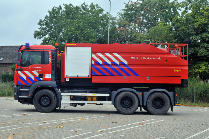 Kenteken: BR-SR-82 Roepnummer: 864 > 23-5481 Type voertuig: HA Merk &amp; Type: MAN 26.350FDC[TGA] Opbouw: Leebur Bouwjaar: 2006 In dienst: 2006 Uit dienst: 2020. Regionaal voertuig.