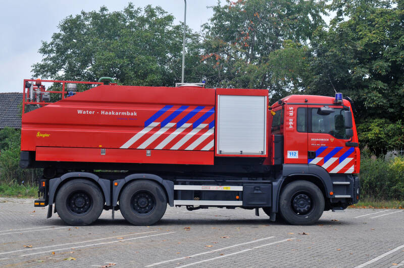 Kenteken: BR-SR-82 Roepnummer: 864 > 23-5481 Type voertuig: HA Merk &amp; Type: MAN 26.350FDC[TGA] Opbouw: Leebur Bouwjaar: 2006 In dienst: 2006 Uit dienst: 2020. Regionaal voertuig.