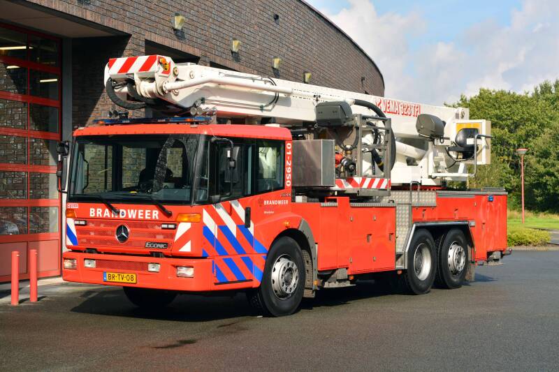 Kenteken: BR-TV-08 Roepnummer: 851 > 01-2950 Type voertuig: HW-32 Merk &amp; Type: Mercedes Benz 2633LLA[Econ] Opbouw: HDS-Vema Bouwjaar: 2006 In dienst: 2006 Uit dienst:.   cluster Oldambt