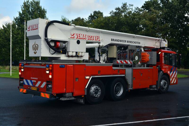 Kenteken: BR-TV-08 Roepnummer: 851 > 01-2950 Type voertuig: HW-32 Merk &amp; Type: Mercedes Benz 2633LLA[Econ] Opbouw: HDS-Vema Bouwjaar: 2006 In dienst: 2006 Uit dienst:.   cluster Oldambt