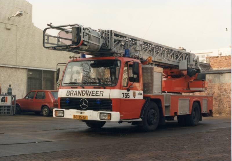 Kenteken: BS-35-GY Roepnummer: 755 Type voertuig: AL-K30 Merk &amp; Type: Mercedes Benz 1622F36 Opbouw: Riffaud-Eller Bouwjaar: 1986 In dienst: 1986 Uit dienst: 2000. Naar brandweer Cuijk