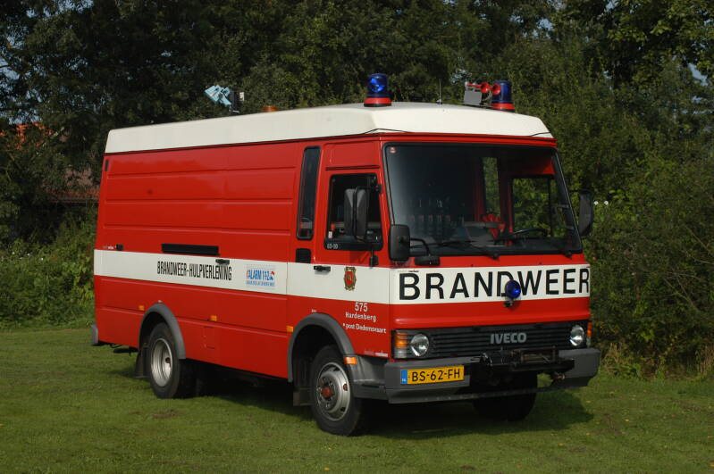 Kenteken: BS-62-FH Roepnummer: 875 > 575 Type voertuig: HV-2 / PM8 Merk &amp; Type: Iveco-Zeta 65-10 Opbouw: Doeschot-Rosenbauer Bouwjaar: 1986 In dienst: 1986 Uit dienst:
