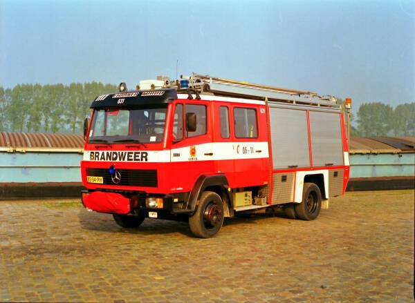 Kenteken: BS-84-PH Roepnummer: 631 Type voertuig: TS8 LD3000 HD250 T1700/100 Merk &amp; Type: Mercedes Benz 1117F34[Ecol] Opbouw: Doeschot-Rosenbauer Bouwjaar: 1986 In dienst: 1986 Uit dienst: 2002. Naar bedrijfsbrandweer Provinciehuis 's Hertogenbosch 