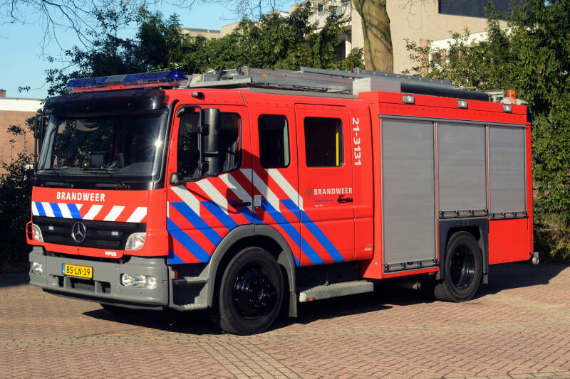 Kenteken: BS-LN-39 Roepnummer: 80-733 > 21-3131 > 21-3132 Type voertuig: TS8 LD3250 HD240 T1500/150 Merk &amp; Type: Mercedes Benz 1328F36[Atego] Opbouw: Mucar-Godiva Bouwjaar: 2006 In dienst: 2006 Uit dienst: 2020. Naar brandweer Uden.