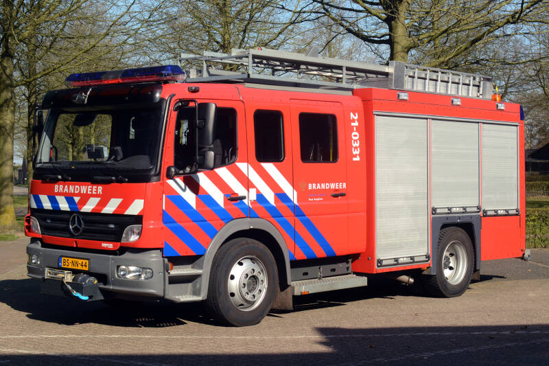 Kenteken: BS-NN-44 Roepnummer: 645 > 21-0331 Type voertuig: TS8 LD3250 HD240 T1500/150 Merk &amp; Type: Mercedes Benz 1328F36[Atego] Opbouw: Mucar-Godiva Bouwjaar: 2006 In dienst: 2006 Uit dienst: