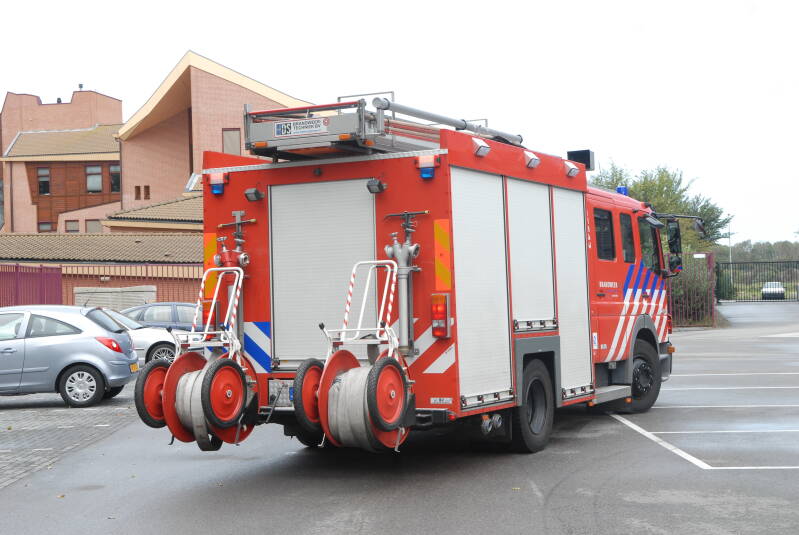 Kenteken: BS-VJ-67 Roepnummer: 55-642 > 10-4432 > 10-6839 Type voertuig: TS6 LD3250 HD240 T2000 Merk &amp; Type: Mercedes Benz 1426F36[Atego] Opbouw: HDS-Godiva Bouwjaar: 2007 In dienst: 2007 Uit dienst:. Sinds 2019 regionale reserve TS.,