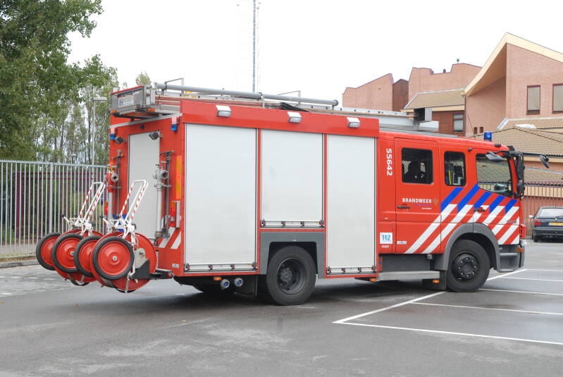 Kenteken: BS-VJ-67 Roepnummer: 55-642 > 10-4432 > 10-6839 Type voertuig: TS6 LD3250 HD240 T2000 Merk &amp; Type: Mercedes Benz 1426F36[Atego] Opbouw: HDS-Godiva Bouwjaar: 2007 In dienst: 2007 Uit dienst:. Sinds 2019 regionale reserve TS.