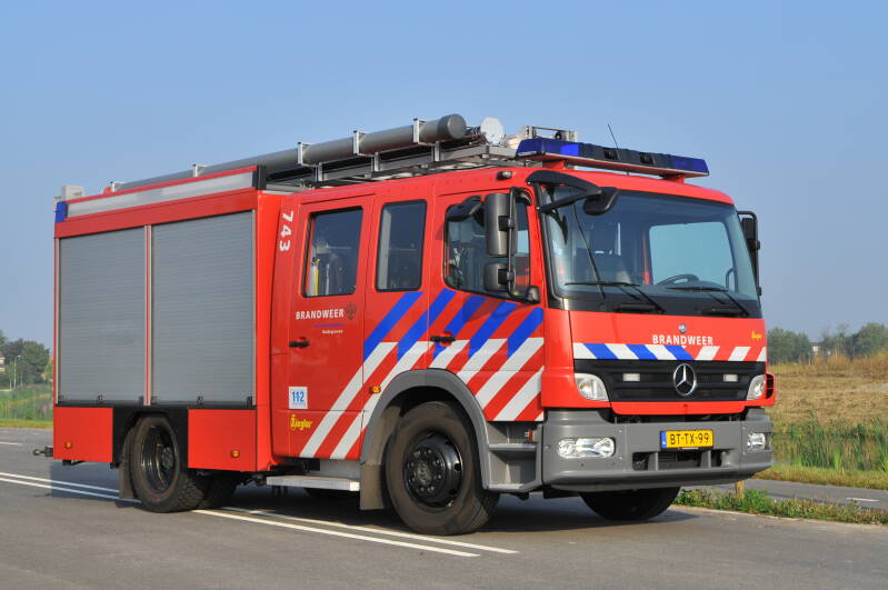 Kenteken: BT-TX-99 Roepnummer: 743 > 16-9233 Type voertuig: TS7 LD2800 HD265 T1500 Merk &amp; Type: Mercedes Benz 1426F..[Atego] Opbouw: Ziegler Brandweertechniek Bouwjaar: 2008 In dienst: 2008 Uit dienst:. Regionaal voertuig.